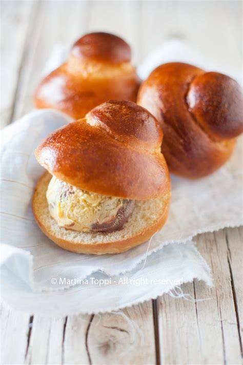 brioches siciliane col tuppo granita