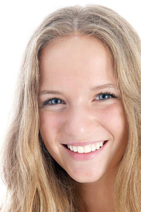 Ragazza sorridente con patatine fritte