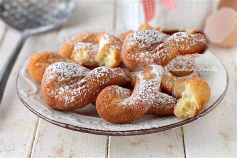 torcetti fritti cosparsi di zucchero