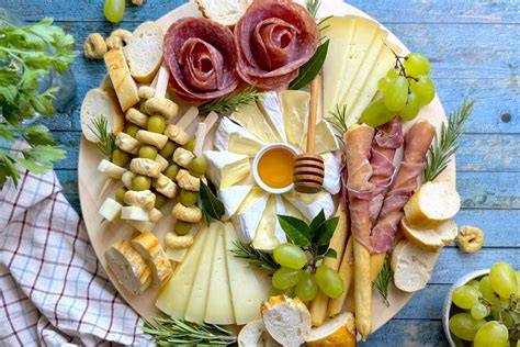 Tagliere con formaggio caprino e miele