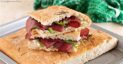 focaccia farcita con formaggio pancetta pomodori secchi