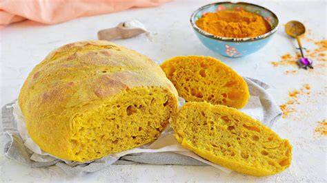 Pane alla curcuma dorato affettato