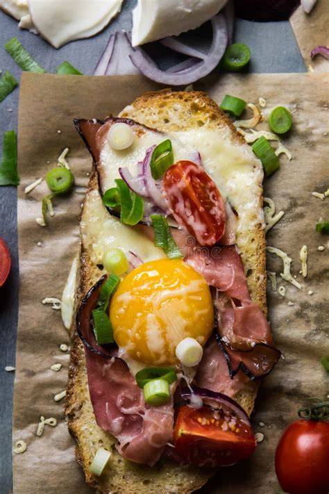 Pane tostato con salame e verdure