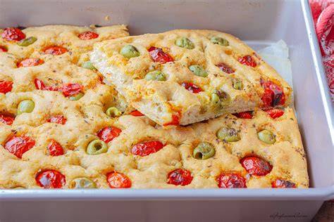 Focaccia italiana con pomodorini olive