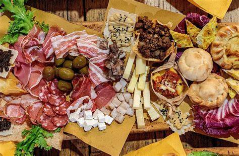 tavolo rustico con salame pane formaggi