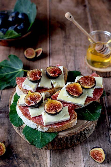 pane tostato salame pecorino e fichi