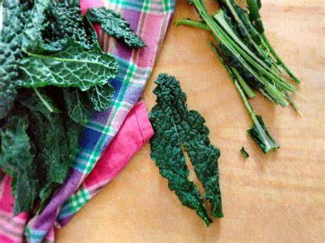 Gambi e foglie fresche di cavolo nero
