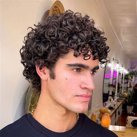 uomo con capelli ricci corti viso rasato