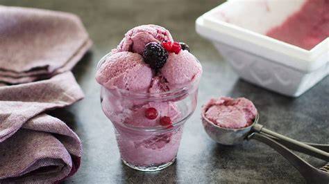 Gelato al caffè con frutti di bosco
