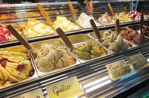 Gelato artigianale italiano in vetrina