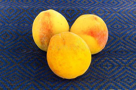 Frutta gialla matura a polpa succosa