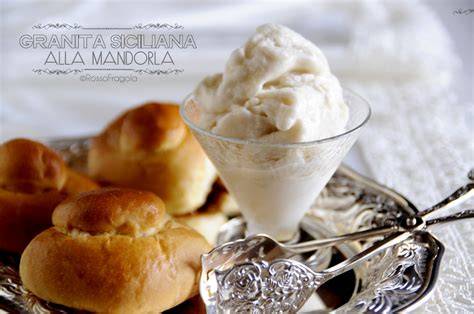 Granita siciliana alla mandorla con brioche