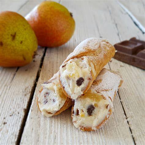 Preparazione cannoli siciliani ricotta pera