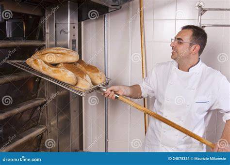 Panettiere prepara pane artigianale