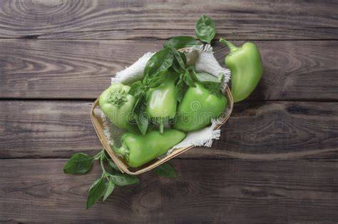 Peperoni friarielli verdi appena raccolti