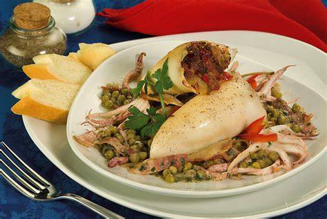 Calamari ripieni al tonno serviti