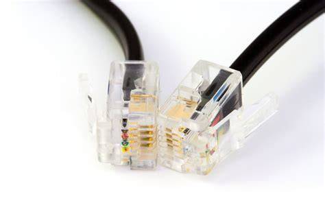 Confronto tra connettori RJ11 e RJ45