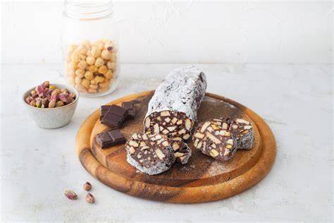 Salame dolce con frutta secca e cioccolato