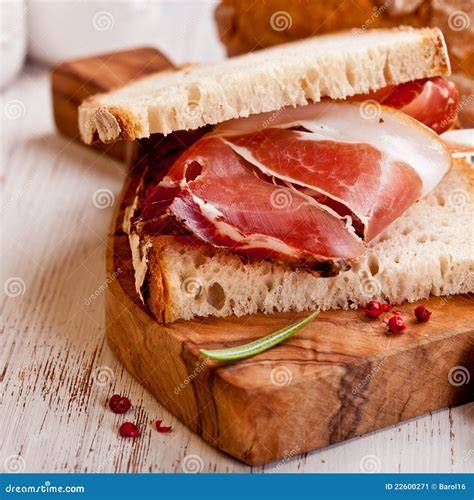 Panino rustico con fave pancetta pecorino