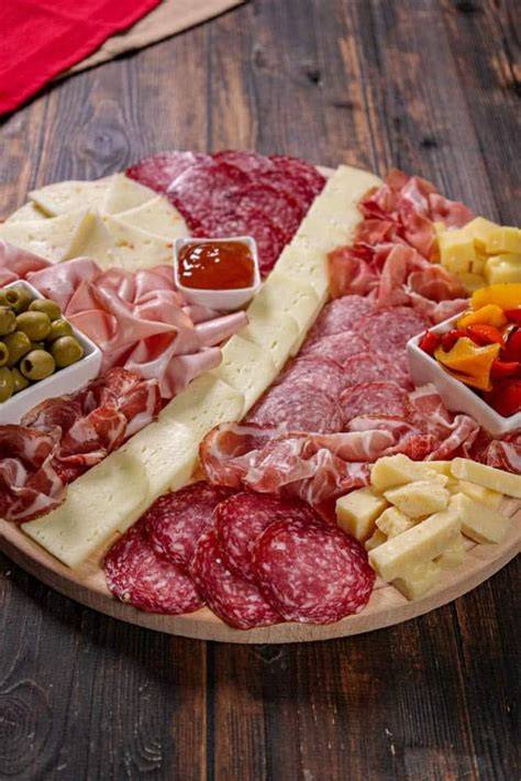 Antipasto montano su grande vassoio