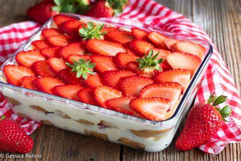 strati del tiramisù alle fragole