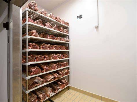 frollatura della carne in cella frigorifera
