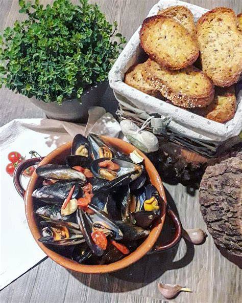Banco pescheria con cozze fresche