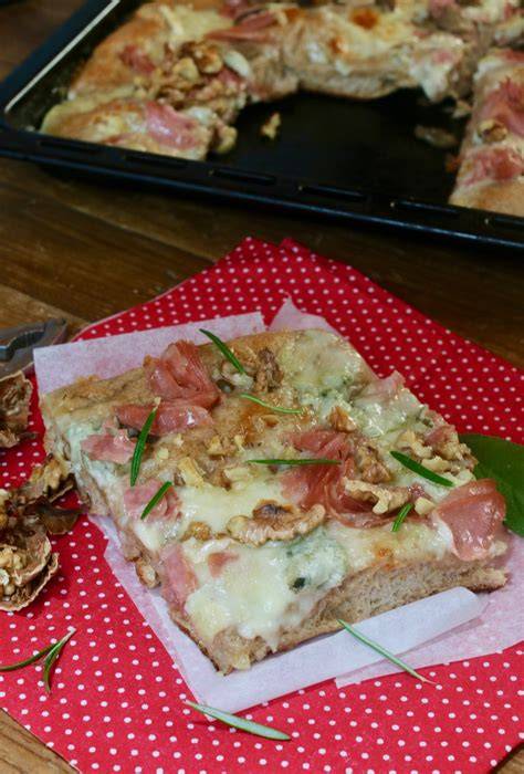 Focaccia con speck gorgonzola e noci