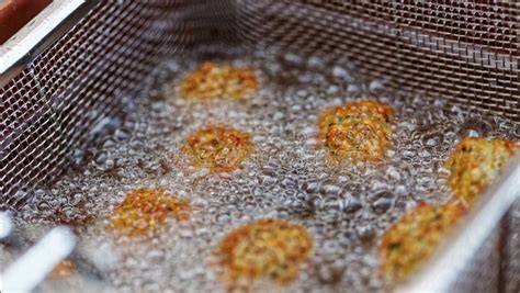 Frittura degli arancini in olio bollente