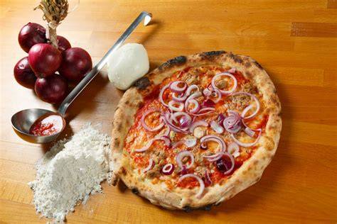 Pizza Rosa con pistacchi e cipolla rossa