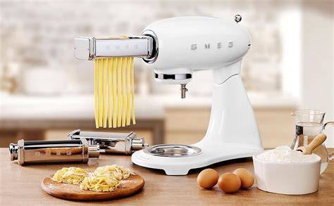 Impastatrice Smeg bianca in cucina