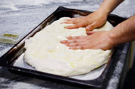 Stesura impasto pizza in teglia