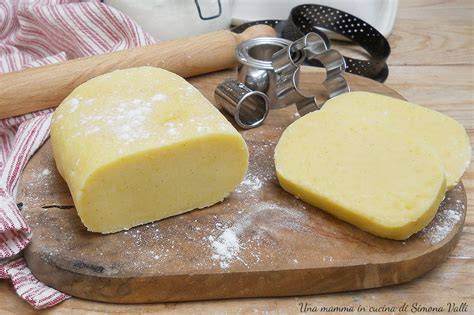 panetto di pasta frolla in frigorifero