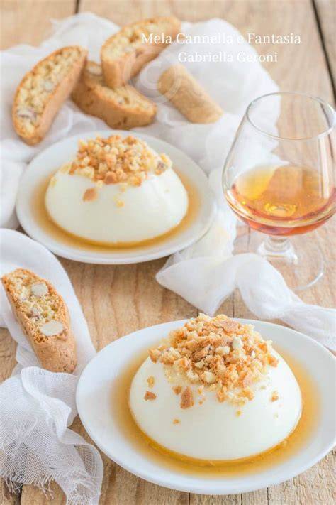 cantucci sbriciolati su macedonia fresca