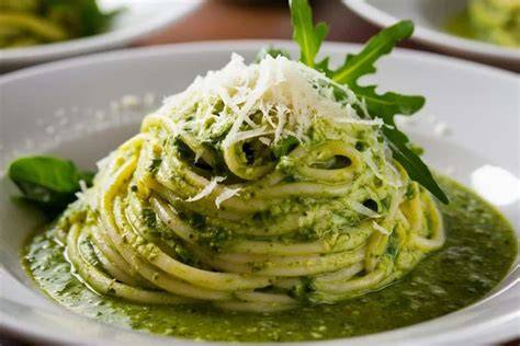 Pasta italiana con pesto alla menta