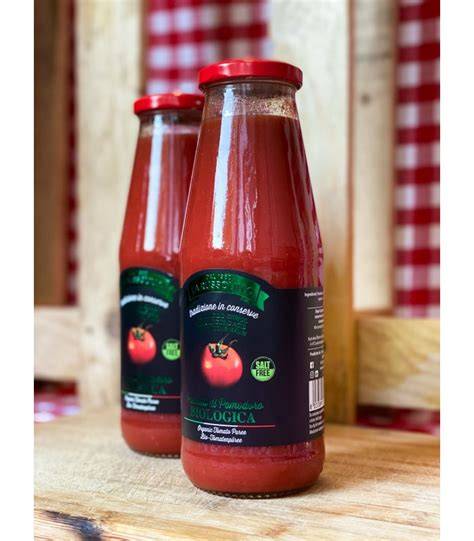 bottiglie tradizionali di passata italiana