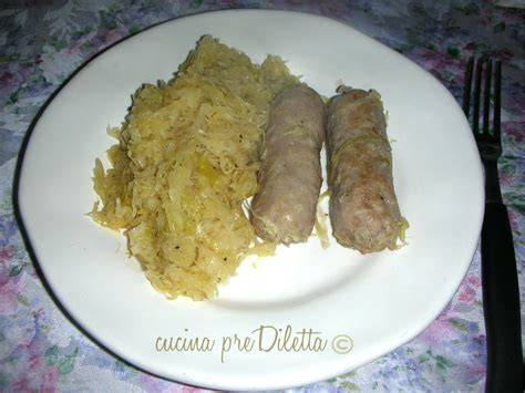 Focaccia italiana con crauti e salsiccia