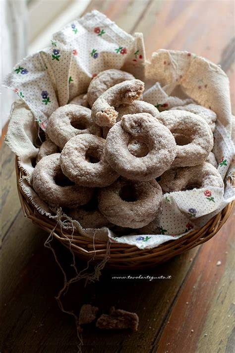 Ciambelline al vino dorate su teglia