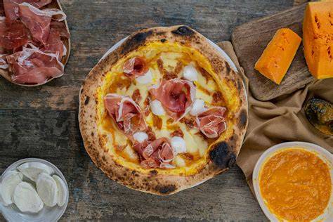 Pizza con crema di zucca e speck