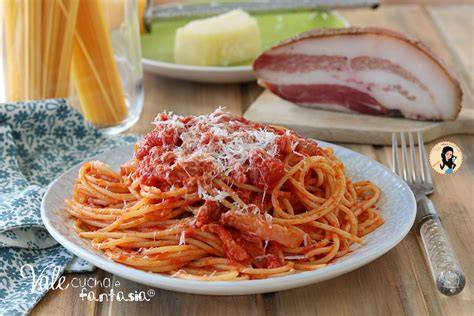 Spaghetti all’amatriciana con speck e pomodoro