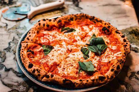Pizza artigianale in pizzeria italiana