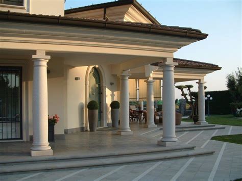 Portico medievale con colonne classiche