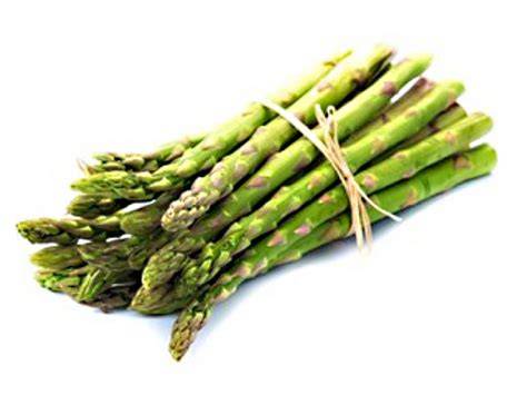 Confezioni di asparagi a mazzo e vassoio