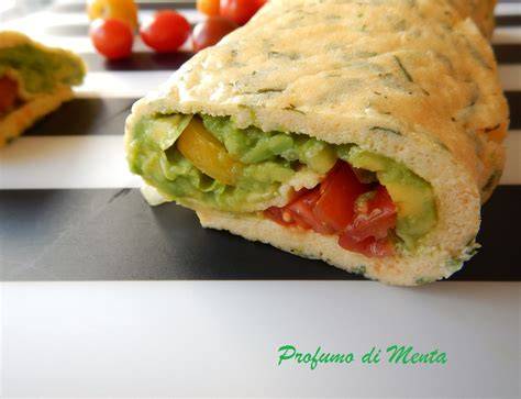 Rotolo di frittata con avocado pomodorini insalata