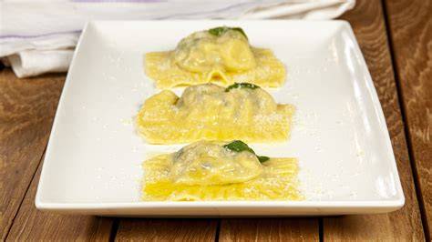 Ravioli ripieni in acqua bollente