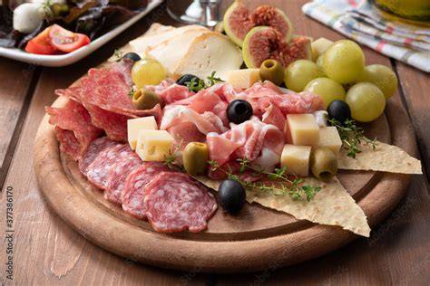 Tagliere italiano con salumi formaggi olive