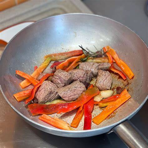 Vitello marinato a listarelle nel wok