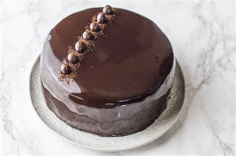 glassa al cacao lucida su torta moderna