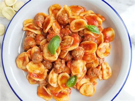 Orecchiette con polpette e cacioricotta