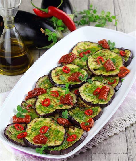 Melanzane grigliate con mozzarella e salsa datterino